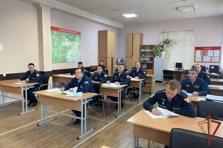 В Уральском округе Росгвардии состоялся учебно-методический сбор с лётным составом авиационной эскадрильи
