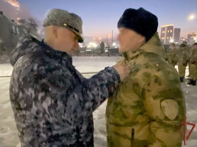 Начальник Управления Росгвардии по Новосибирской области наградил отличившихся в ходе спецоперации росгвардейцев