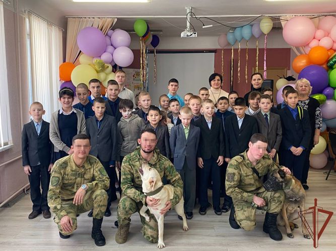 В Казани росгвардейцы посетили интернат для детей с ограниченными возможностями оставшихся без попечения родителей