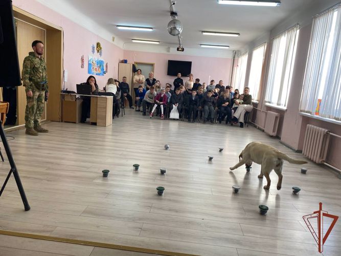 В Казани росгвардейцы посетили интернат для детей с ограниченными возможностями оставшихся без попечения родителей