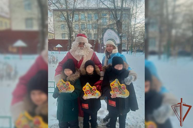 Военнослужащие Росгвардии навестили семью погибшего сослуживца и поздравили с наступающим Новым годом