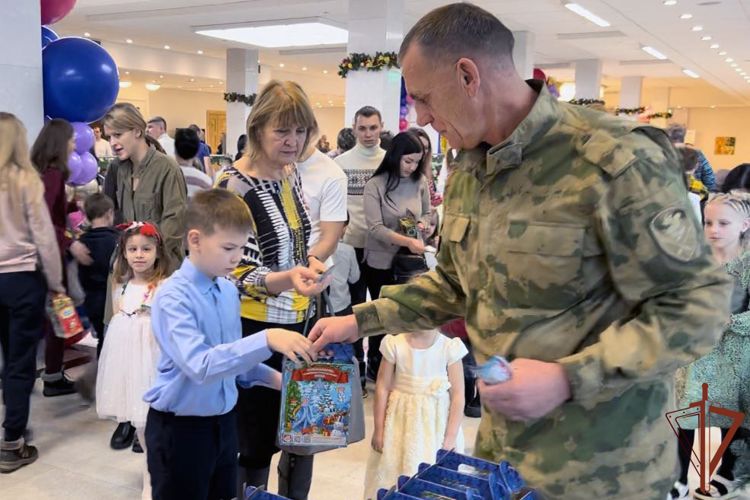 В Новосибирске прошла новогодняя елка для детей военнослужащих и сотрудников Сибирского округа Росгвардии 