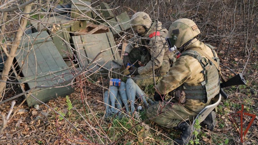 В Троицком районе Луганской Народной Республики сапёры Росгвардии уничтожили схрон с боеприпасами (ВИДЕО)