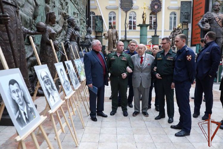 В Российской академии художеств открылась выставка Росгвардии, посвященная Дню Героев Отечества 