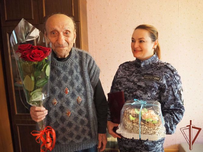 Росгвардейцы навестили эвакуированных из районов проведения СВО пожилых граждан