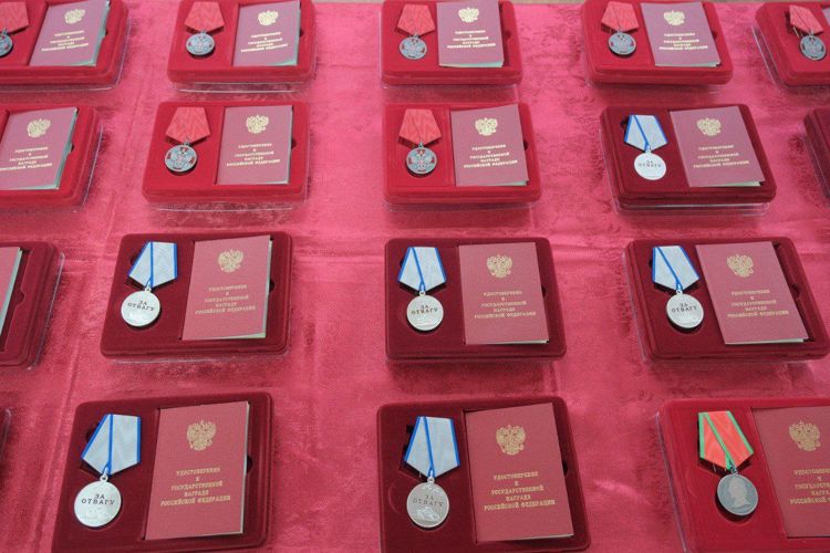 В преддверии Нового года военнослужащим и сотрудникам Росгвардии - участникам СВО вручили награды (видео)