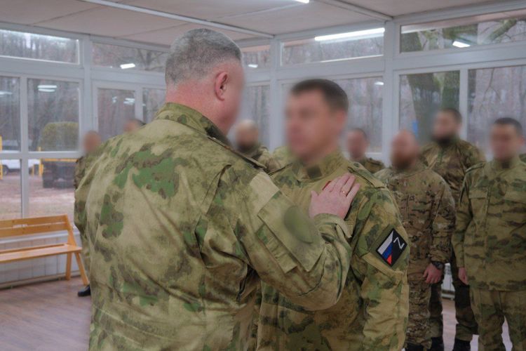 В преддверии Нового года военнослужащим и сотрудникам Росгвардии - участникам СВО вручили награды (видео)