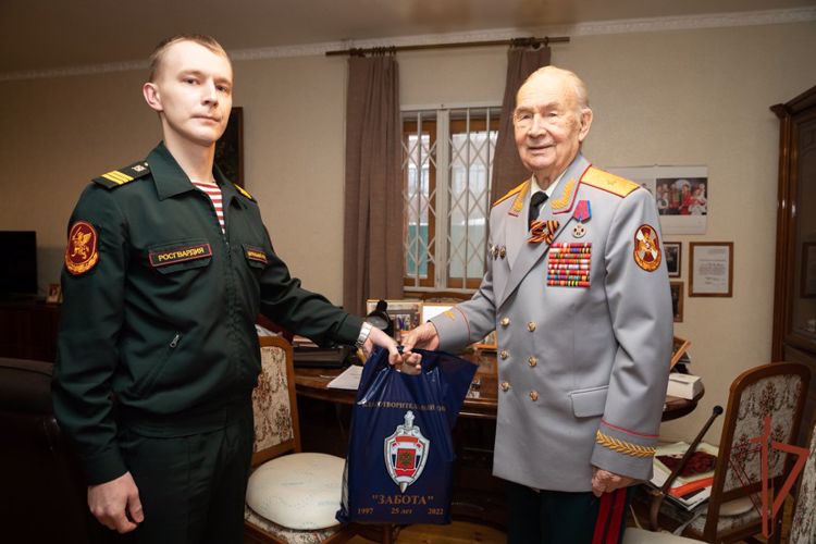 Росгвардейцы поздравили ветеранов войск правопорядка  с Новым годом (видео)
