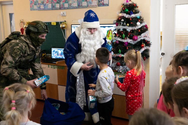 Новогодняя акция Росгвардии «Дед Мороз специального назначения»  прошла в Запорожской области и в ЛНР