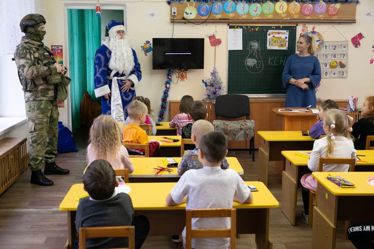 Новогодняя акция Росгвардии «Дед Мороз специального назначения»  прошла в Запорожской области и в ЛНР