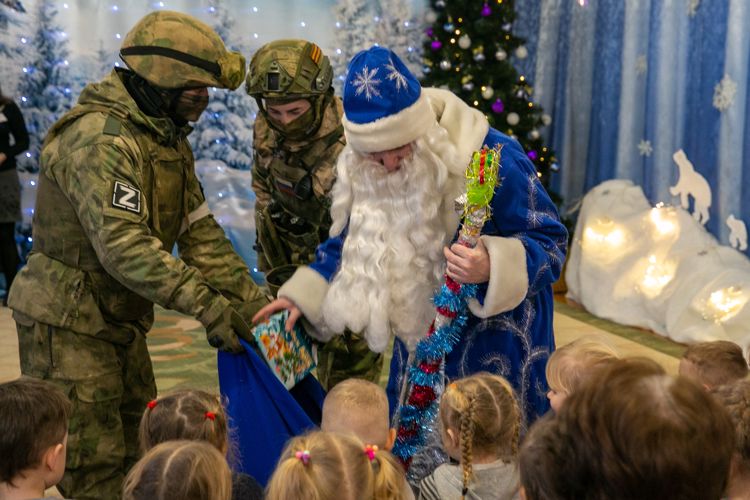 Новогодняя акция Росгвардии «Дед Мороз специального назначения»  прошла в Запорожской области и в ЛНР