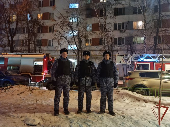  Росгвардейцы  эвакуировали жильцов дома  во время пожара в столице 