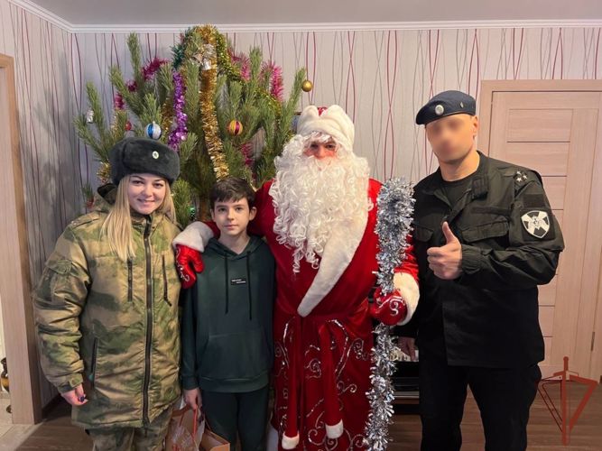 В Саратове Дед Мороз специального назначения продолжает поздравлять детей с наступающим Новым годом