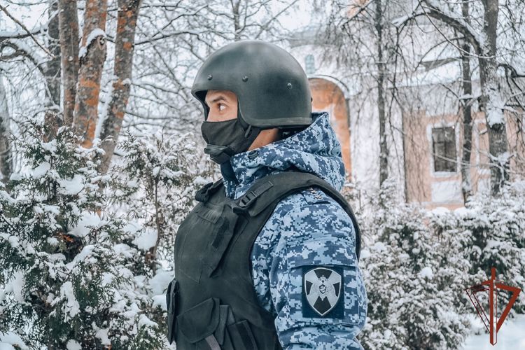 Росгвардейцы задержали подозреваемого в покушении на убийство своей знакомой в Старой Руссе