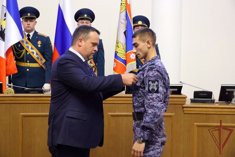 Губернатор Новгородской области наградил росгвардейца за задержание преступника 