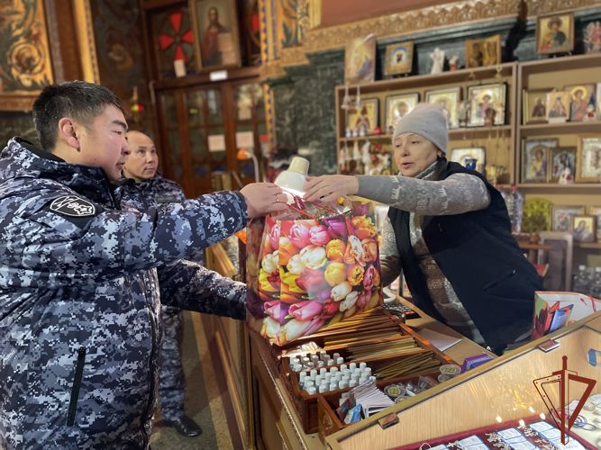 Росгвардейцы из Иркутска передали детям Донбасса новогодние подарки