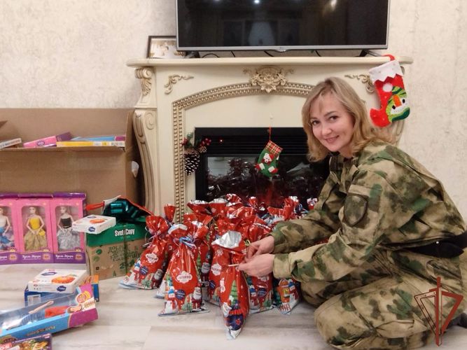 Воспитанников детского реабилитационного центра в Томске поздравили росгвардейцы