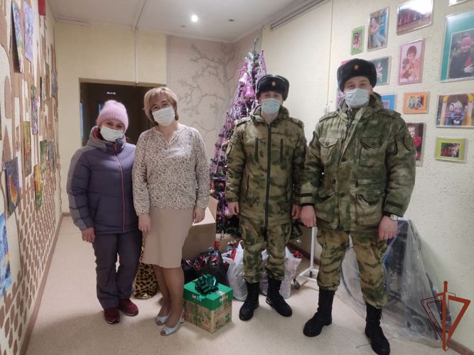 Воспитанников детского реабилитационного центра в Томске поздравили росгвардейцы