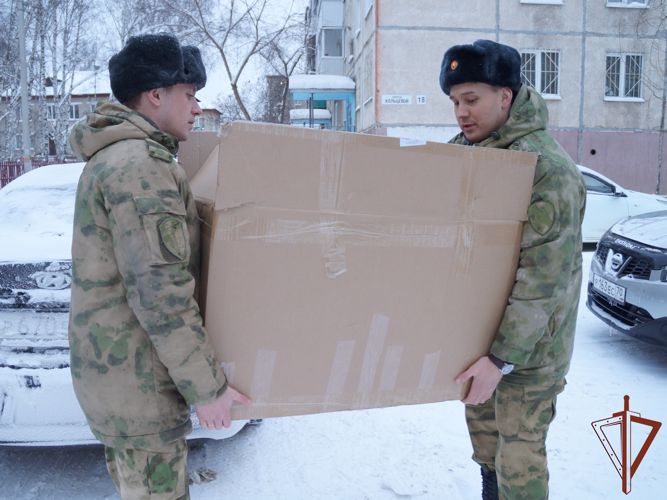 Воспитанников детского реабилитационного центра в Томске поздравили росгвардейцы