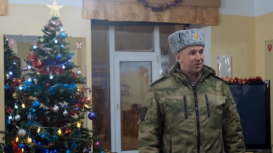 Заступивших на боевое дежурство военнослужащих и сотрудников Уральского округа Росгвардии поздравили с Новым годом