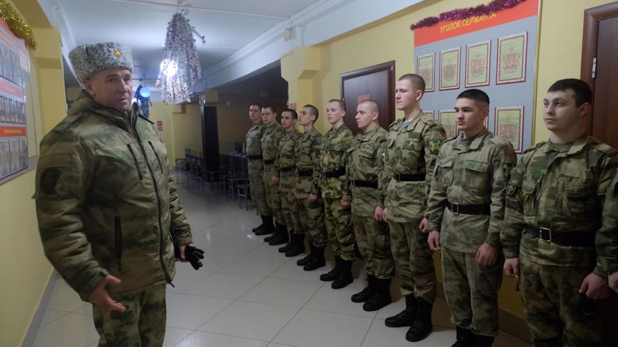 Заступивших на боевое дежурство военнослужащих и сотрудников Уральского округа Росгвардии поздравили с Новым годом