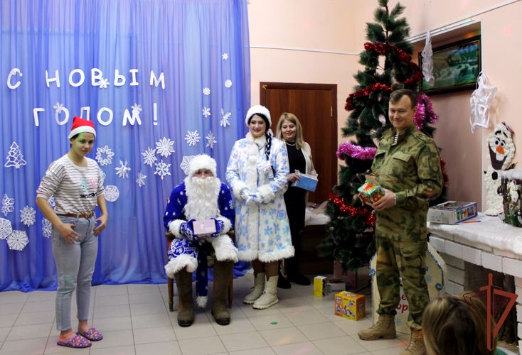 Военнослужащие Росгвардии порадовали воспитанников социально-реабилитационного центра Волгоградской области (видео)