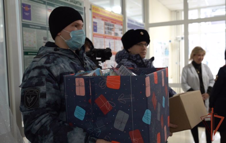 Дед Мороз специального назначения привез подарки маленьким пациентам центра имени Бакулева