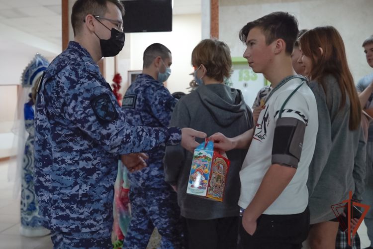 Дед Мороз специального назначения привез подарки маленьким пациентам центра имени Бакулева