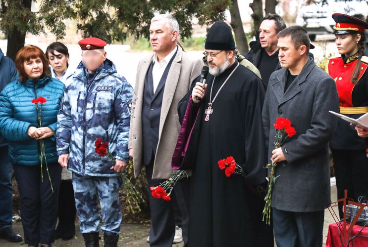 Памятную доску росгвардейцу, погибшему в ходе СВО, открыли в Крыму
