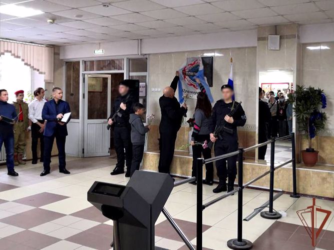 Память погибшего бойца ОМОН Росгвардии увековечена во Владивостоке