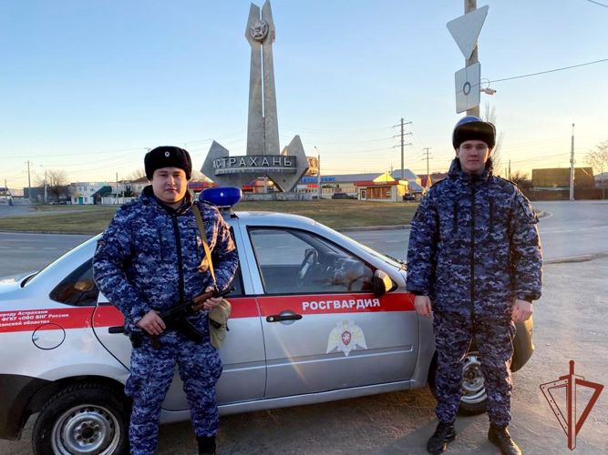 Патруль Росгвардии эвакуировал пожилую пару во время пожара в Астрахани(видео)