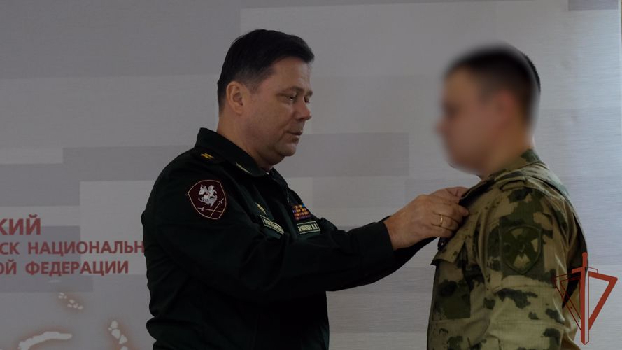 Врио командующего Уральским округом Росгвардии вручил государственные награды участникам СВО (видео)
