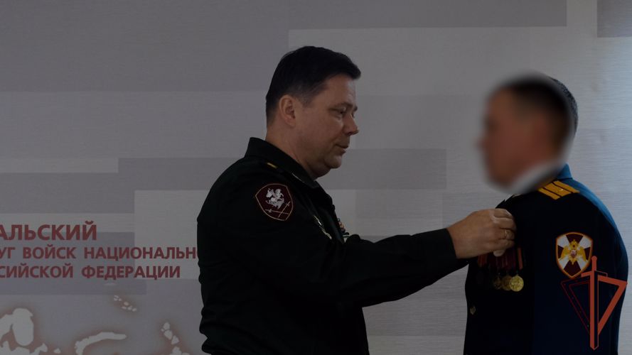 Врио командующего Уральским округом Росгвардии вручил государственные награды участникам СВО (видео)