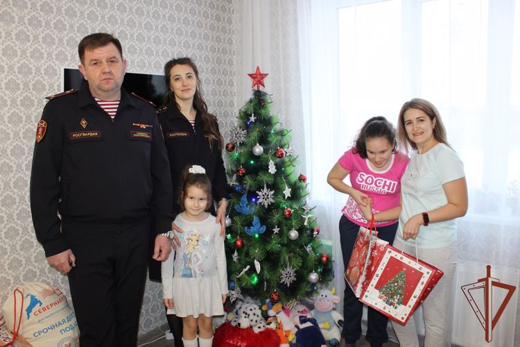 Росгвардейцы в Оренбурге исполнили новогоднюю мечту ребенка