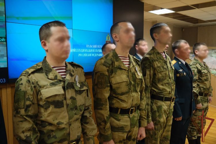 Врио командующего Уральским округом Росгвардии вручил государственные награды участникам СВО (видео)