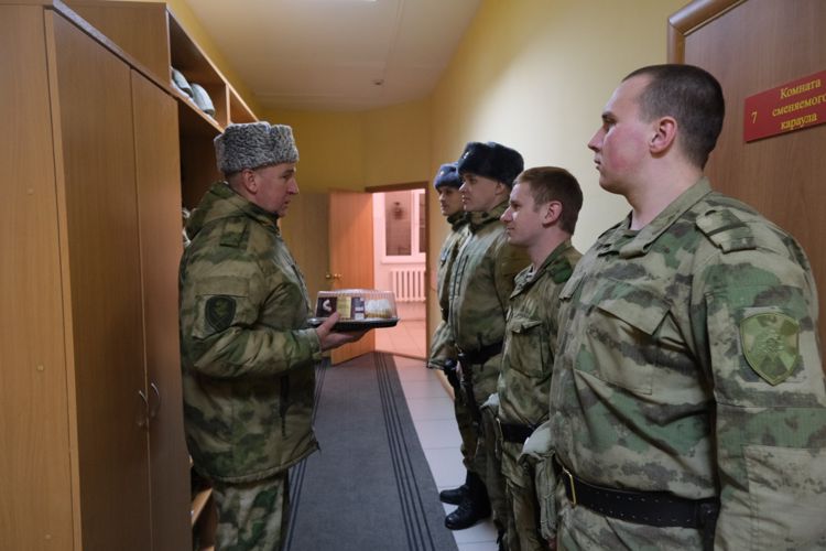 Заступивших на боевое дежурство военнослужащих и сотрудников Уральского округа Росгвардии поздравили с Новым годом