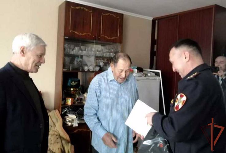 В Татарстане росгвардейцы поздравили ветеранов ведомства с Новым годом 