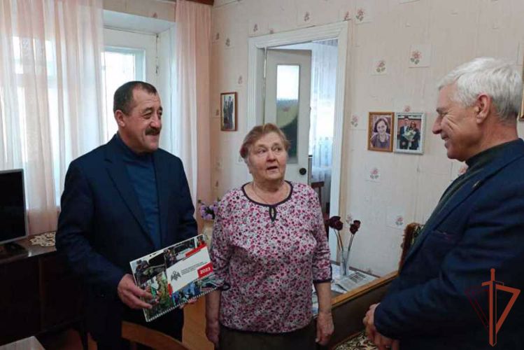 В Татарстане росгвардейцы поздравили ветеранов ведомства с Новым годом 