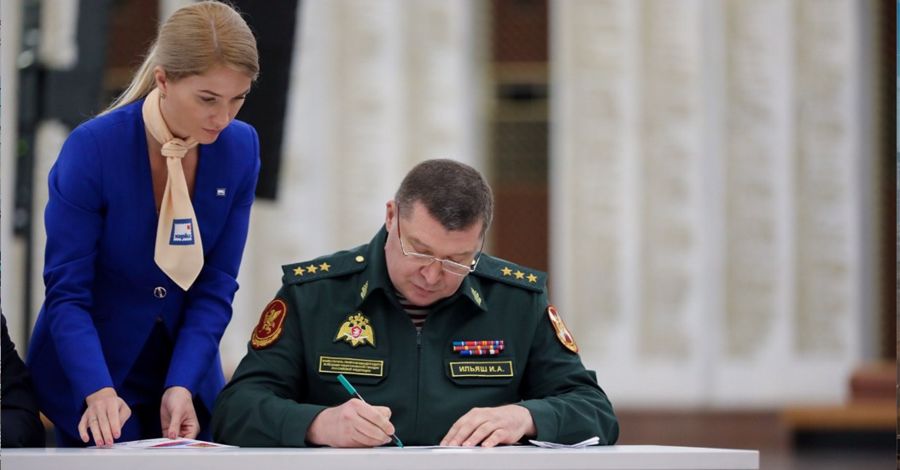 Заместитель директора Росгвардии генерал-полковник Игорь Ильяш принял участие в первом Всероссийском форуме «Школа Героя»
