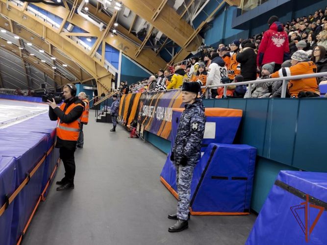 В Кузбассе росгвардейцы обеспечили безопасность первого в новом году матча по хоккею с мячом 