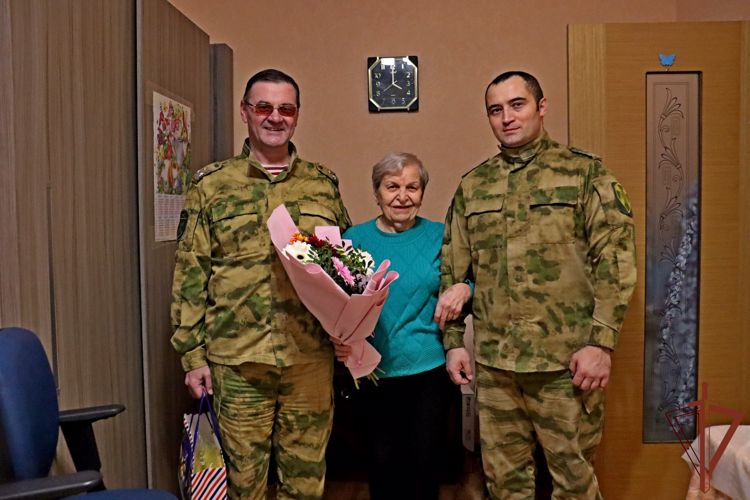 В Дни воинской славы чукотские росгвардейцы навестили ветерана Миланью Селиванову
