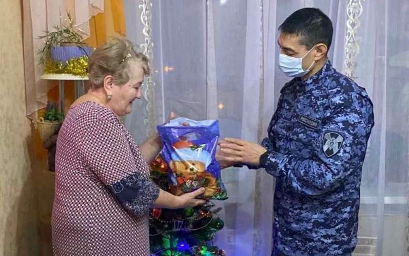 Семьи бойцов, в разные годы павших при выполнении служебного долга, поздравили с праздниками в Тюменской области 