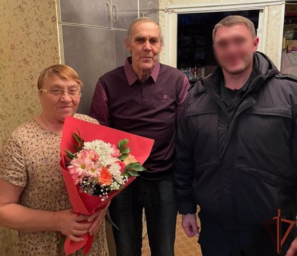 Сотрудники псковского ОМОН «Кром» Росгвардии поздравили с Новым годом родственников погибших товарищей