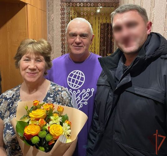 Сотрудники псковского ОМОН «Кром» Росгвардии поздравили с Новым годом родственников погибших товарищей
