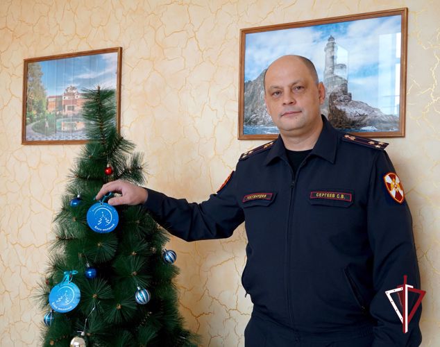 Росгвардейцы в Южно-Сахалинске приняли участие в благотворительной акции «Елка желаний»