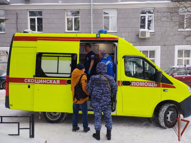Росгвардейцы оказали доврачебную помощь пенсионерке в Новосибирске