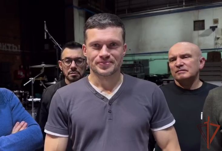Росгвардейцев - участников СВО с новогодними праздниками поздравили солисты хора Турецкого (видео)