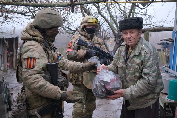 Росгвардейцы оказывают помощь жителям ЛНР и поздравляют их с наступившим Новым годом