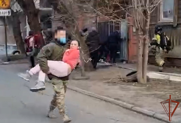 Астраханские росгвардейцы спасли 20 человек из горящего дома