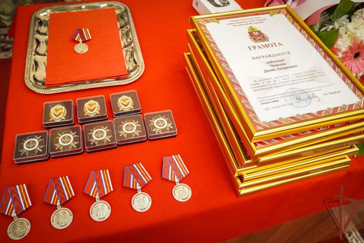 Командующий Северо-Западным округом Росгвардии  наградил отличившихся сотрудников инженерных подразделений